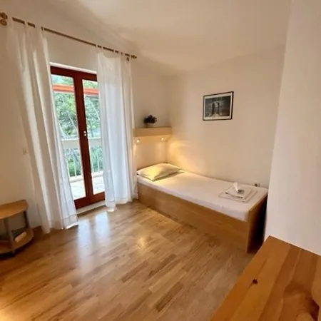 Apartament 6 *